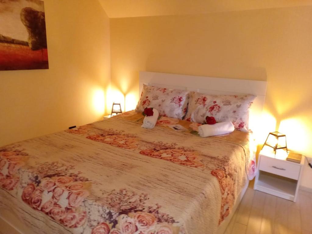 ストリにあるLa Casa dei Libriのベッドルーム1室(花の咲く大型ベッド1台付)