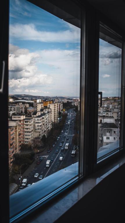 Vedere generală la Cluj-Napoca sau o vedere a orașului de la acest apartament