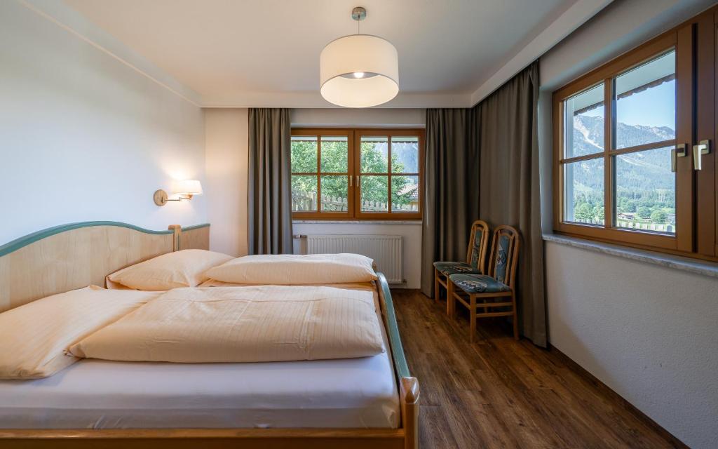 ラムサウ・アム・ダッハシュタインにあるLandhaus Bellevueのベッドルーム1室(ベッド2台、大きな窓付)