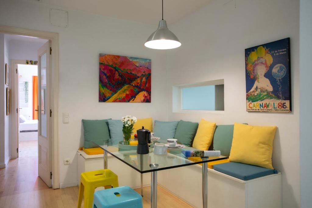 sala de estar con mesa de cristal y sofá en SingularStays Reina II, en Valencia