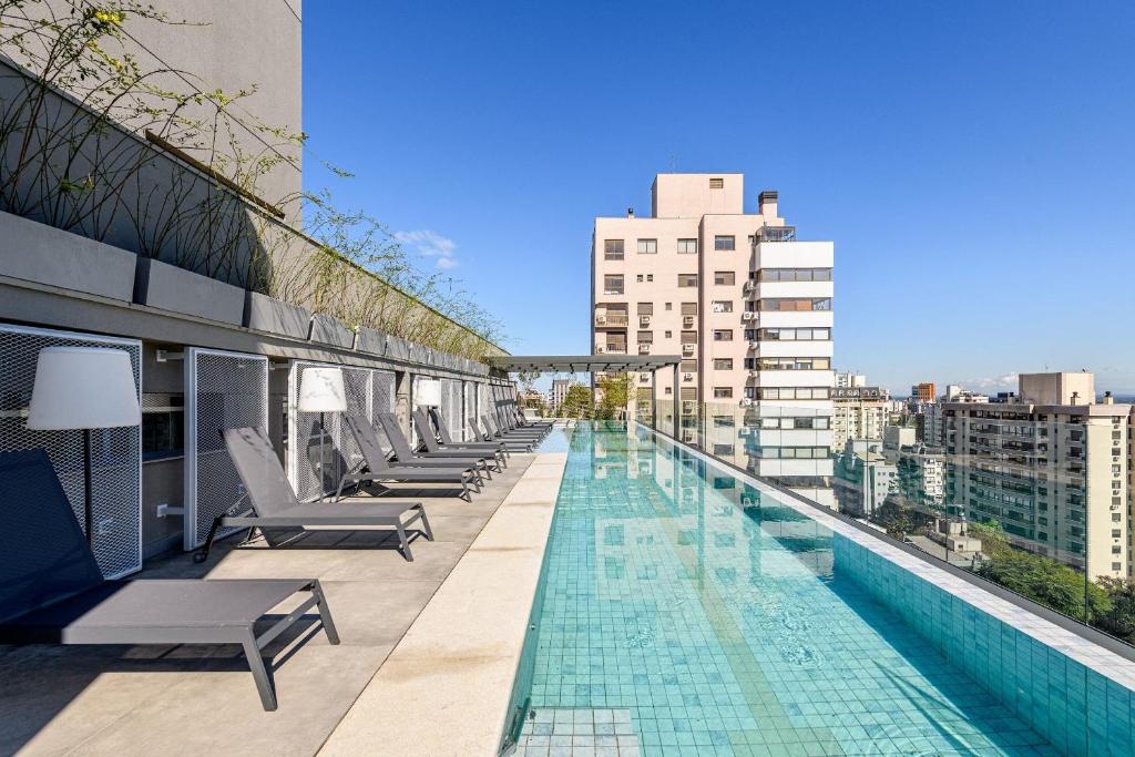 a swimming pool on the roof of a building at Estúdio Moderno em área nobre de Porto Alegre - Conforto e Aconchego em Cada Detalhe in Auxiliadora