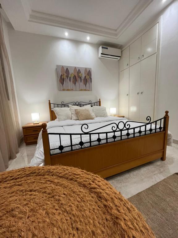 a bedroom with a large bed in a room at Sublime duplex au Bardo Tunis in Le Bardo