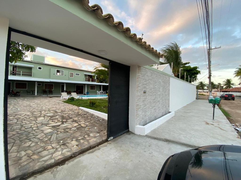 una puerta abierta de una casa con entrada en Casa Mar- 12 km de Maceió, en Maceió