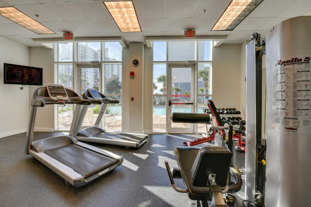Fitness centrum a/nebo fitness zařízení v ubytování Miramar Beach Getaway with Balcony and Ocean View!