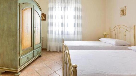 een slaapkamer met 2 bedden en een raam bij VILLA ARCADIA in Oria