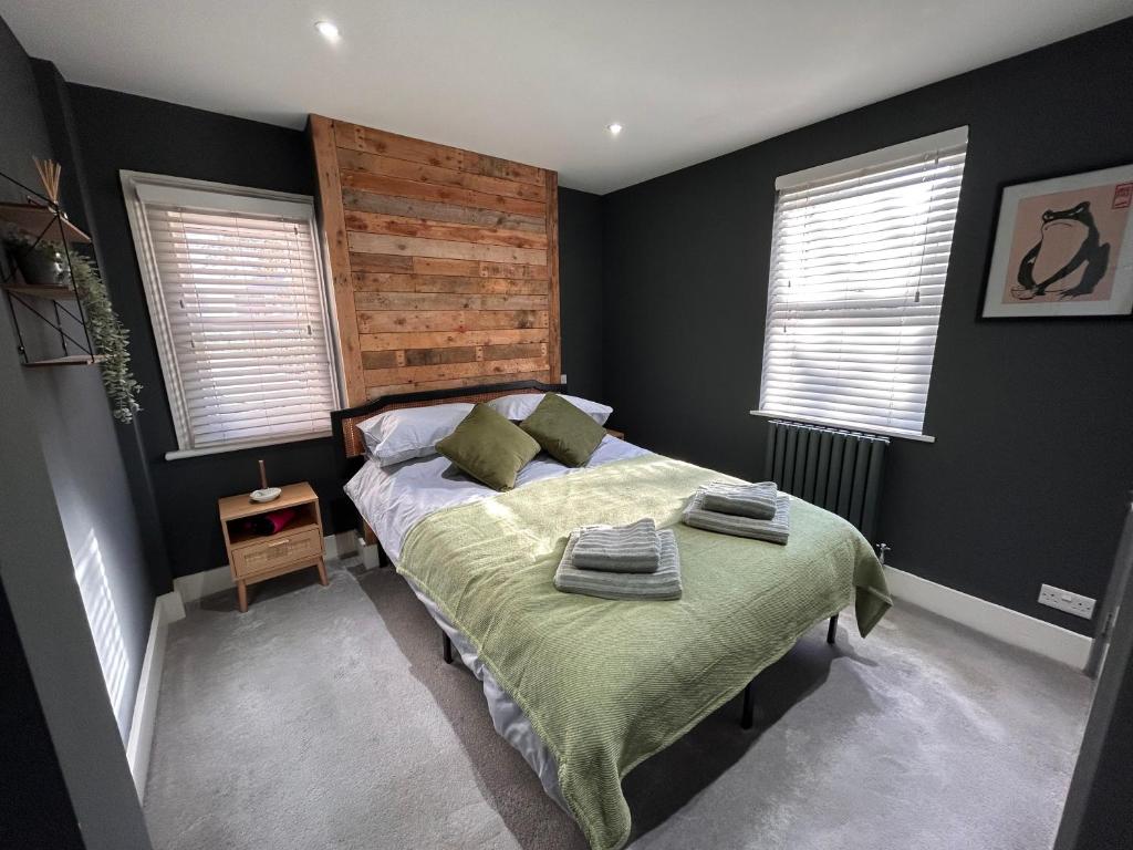 - une chambre avec un lit et 2 fenêtres dans l'établissement Brighton City Flat Perfect for long stays, à Brighton et Hove