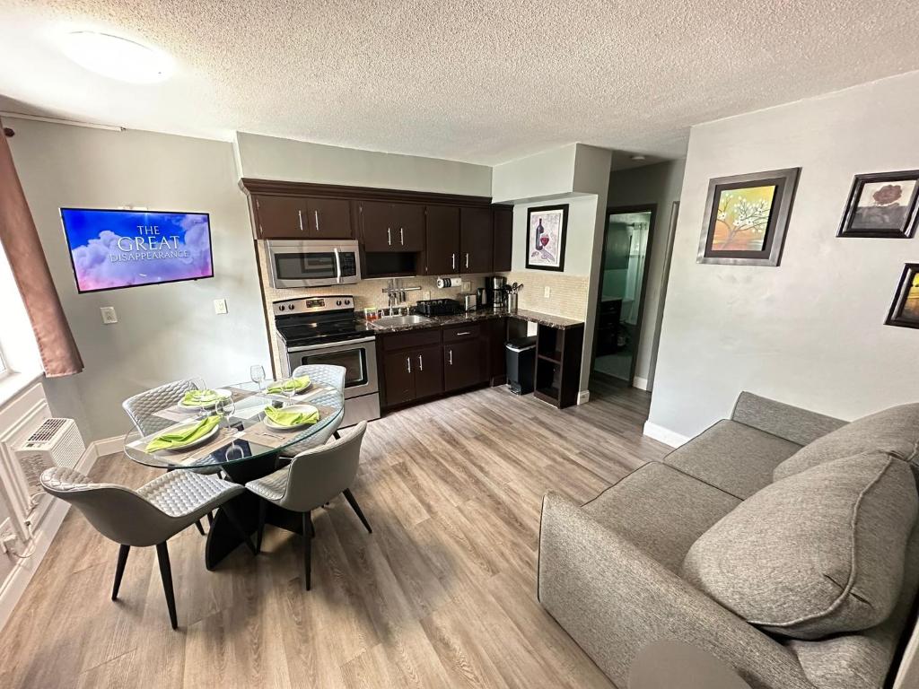Sheridan Suites Apartments - Two-Bedroom Suite With Pool View