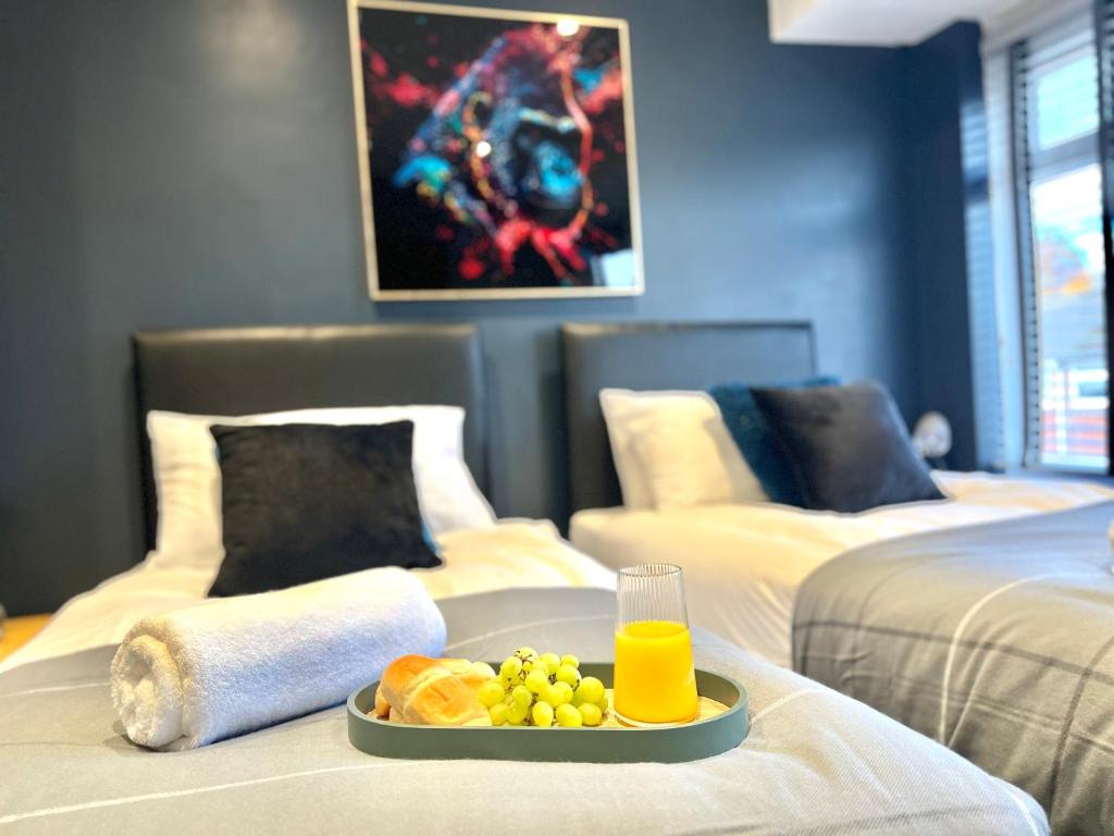 um quarto de hotel com duas camas com uma bandeja de comida em Cosy 3-bedroom house in Coventry by Seeka Stay, Ideal for contractors, Free parking on drive, Sleeps up 5 em Coventry