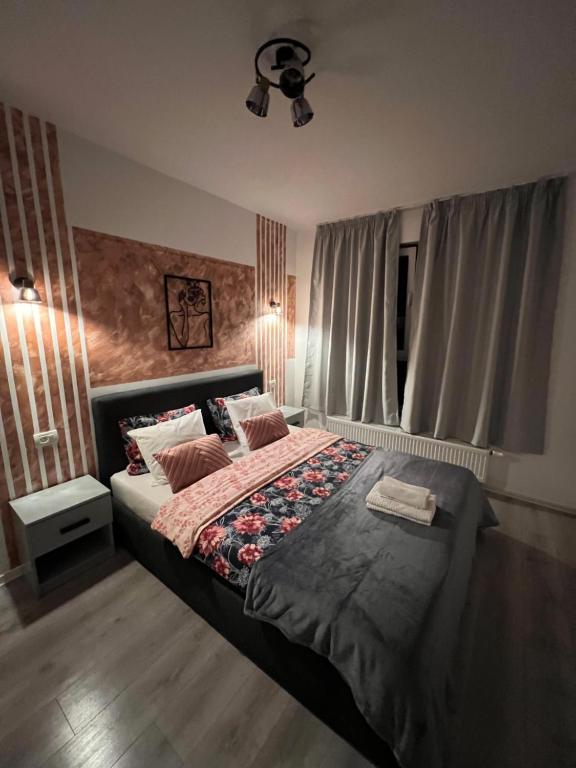 um quarto com uma cama e uma ventoinha de tecto em MONCLER Family em Brasov