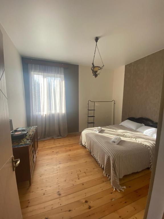 Säng eller sängar i ett rum på Zemarani Winery