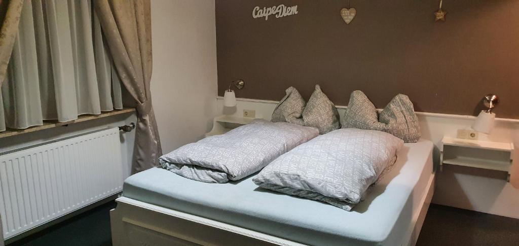 Postel nebo postele na pokoji v ubytování Mountain Motel