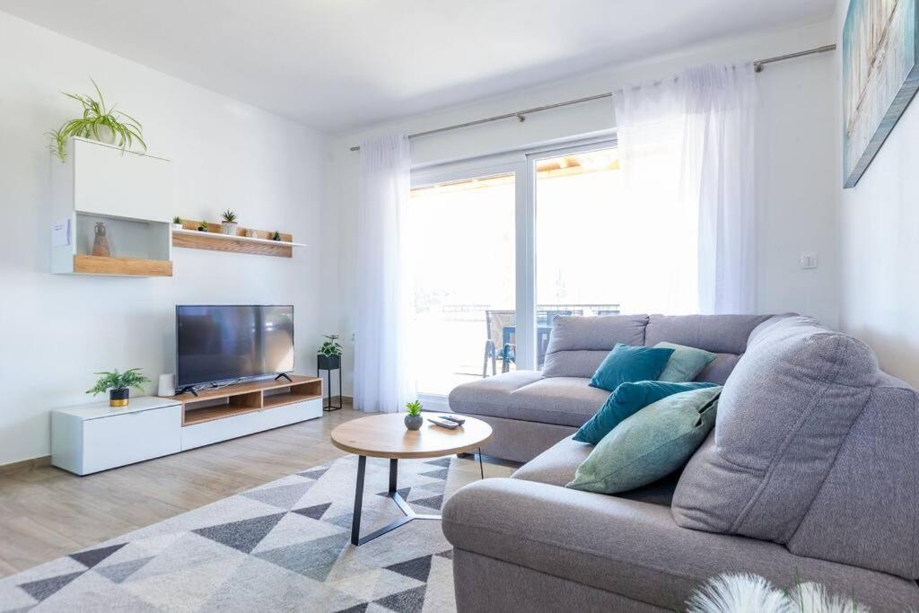 Televízia a/alebo spoločenská miestnosť v ubytovaní Silvija Holiday Home