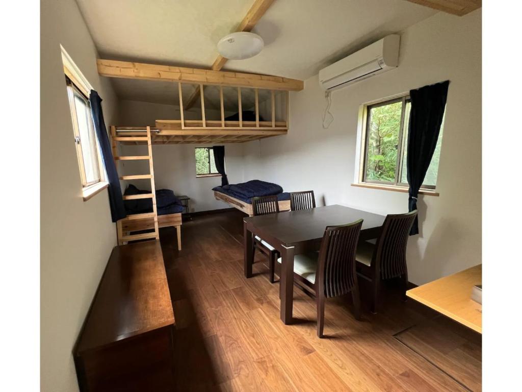 南房総市にあるOasis Minamiboso - Vacation STAY 04687vのテーブルと二段ベッドのあるダイニングルーム