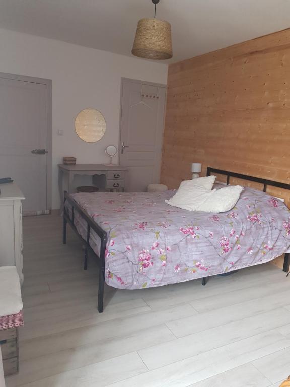 1 dormitorio con 1 cama con edredón morado en Maison de bourg, comme a la maison ! en Cheviré-le-Rouge