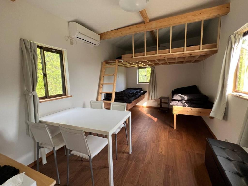 Habitación con mesa y litera en Oasis Minamiboso - Vacation STAY 04693v en Minamiboso