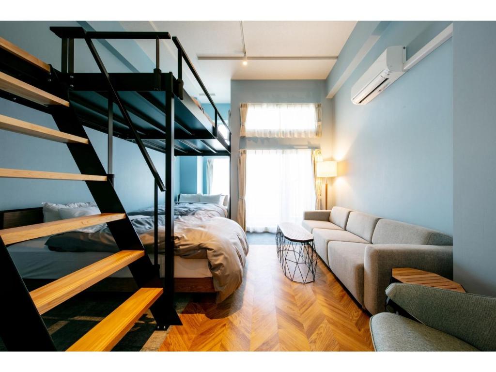מיטה או מיטות קומותיים בחדר ב-VILLA KOSHIDO ODORI - Vacation STAY 04760v