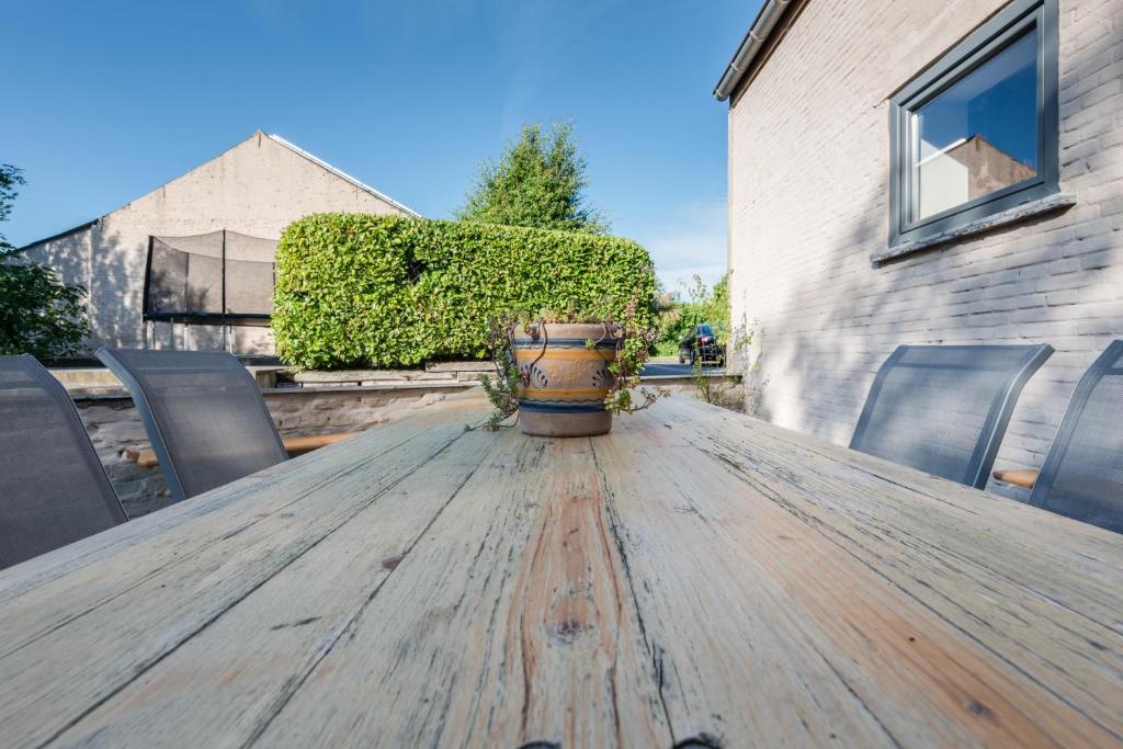 a wooden table with a pot sitting on top of it at De Lanterfanters Vakantiehuisjes in Nieuwpoort