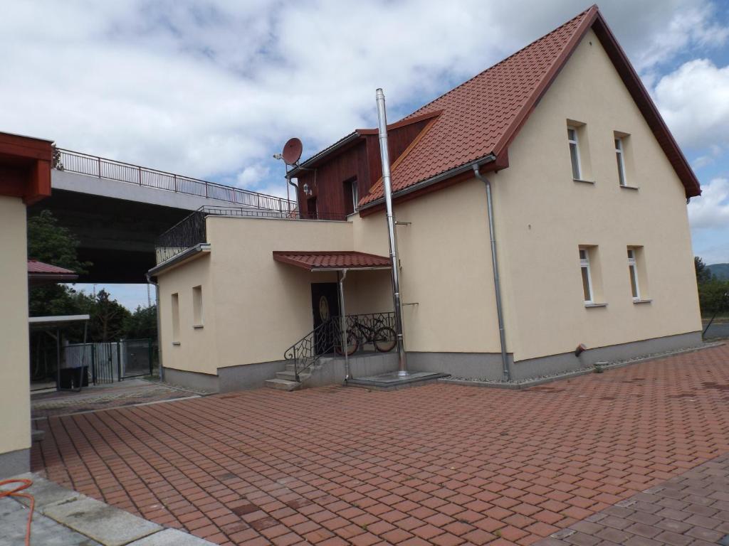 ein Gebäude auf einer Backsteinstraße mit einer Brücke in der Unterkunft Pension Rego in Pirna