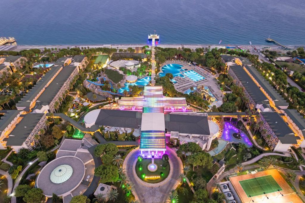 una vista aérea de un complejo con el océano en el fondo en Dobedan World Palace Hotel ''Ex Brand Alva Donna World Palace '', en Kemer