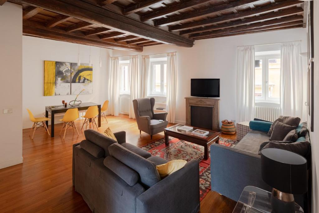 a living room with two couches and a table at Elegante rifugio in centro storico Roma tra Piazza del Popolo e Piazza di Spagna in Rome