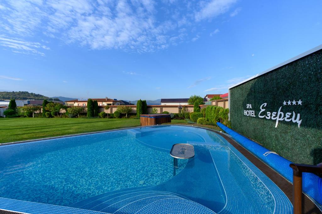 Bazén v ubytování Spa Hotel Ezeretz Blagoevgrad nebo v jeho okolí