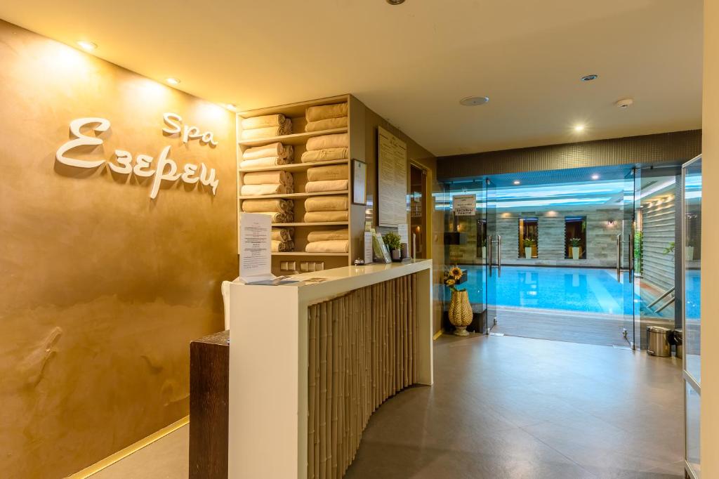 Bazén v ubytování Spa Hotel Ezeretz Blagoevgrad nebo v jeho okolí