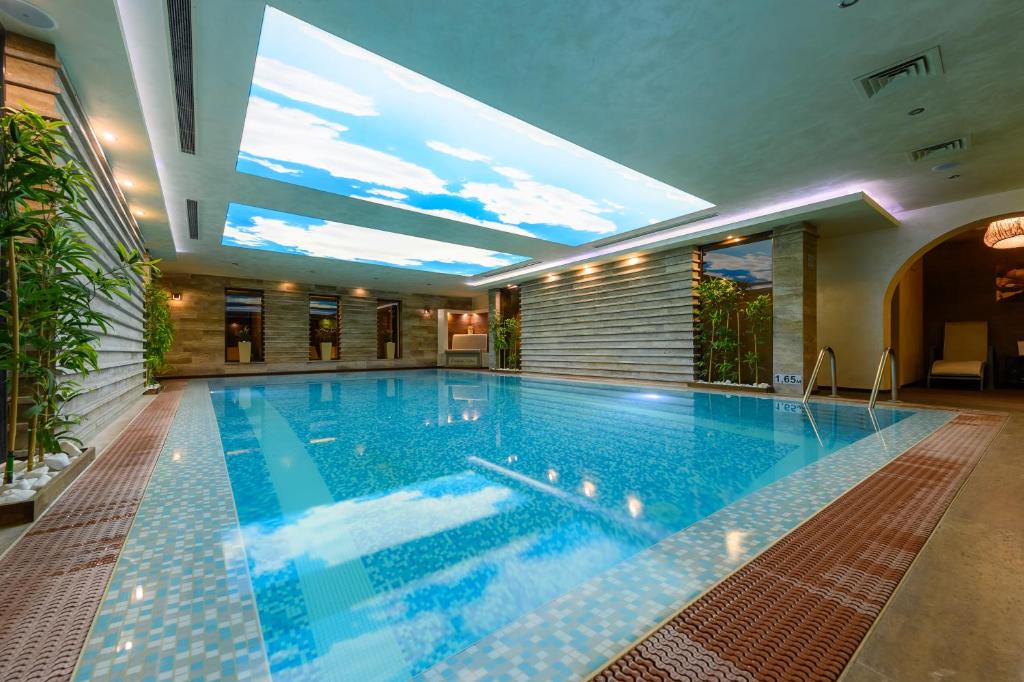 Bazén v ubytování Spa Hotel Ezeretz Blagoevgrad nebo v jeho okolí