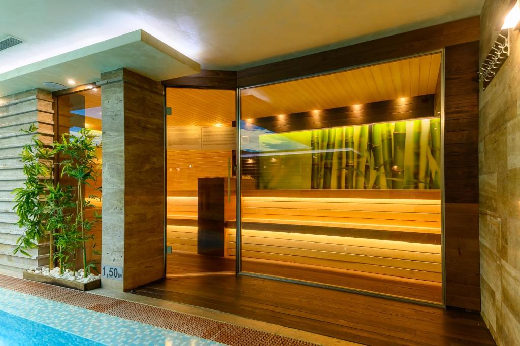 Bazén v ubytování Spa Hotel Ezeretz Blagoevgrad nebo v jeho okolí