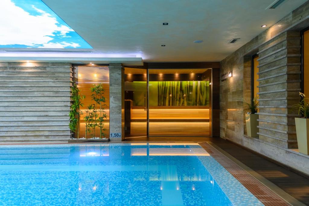 Bazén v ubytování Spa Hotel Ezeretz Blagoevgrad nebo v jeho okolí