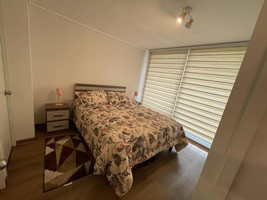 1 dormitorio con cama y ventana en Nuevo, céntrico y acogedor dpto, en Concepción