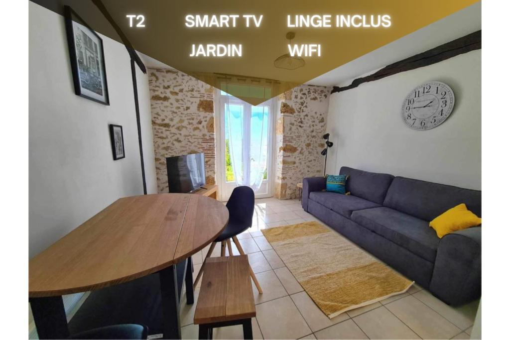 Televízia a/alebo spoločenská miestnosť v ubytovaní Le Pyrénéen - L'industriel - Maison Cosy