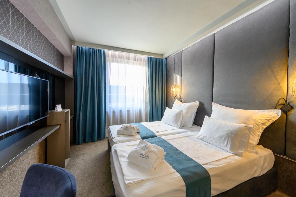 Postel nebo postele na pokoji v ubytování Spa Hotel Ezeretz Blagoevgrad