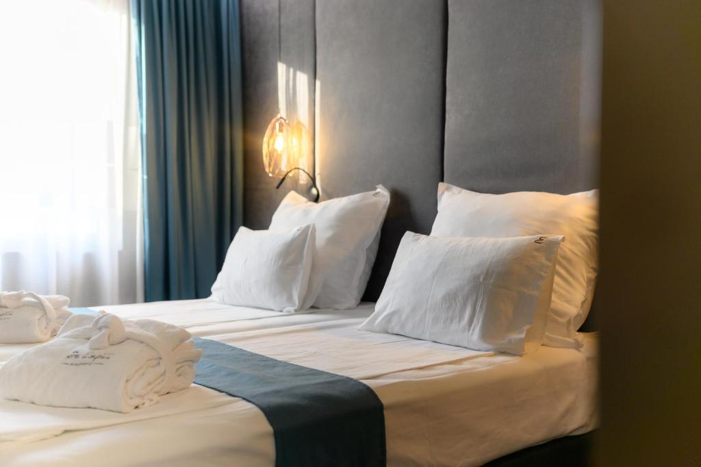 Postel nebo postele na pokoji v ubytování Spa Hotel Ezeretz Blagoevgrad