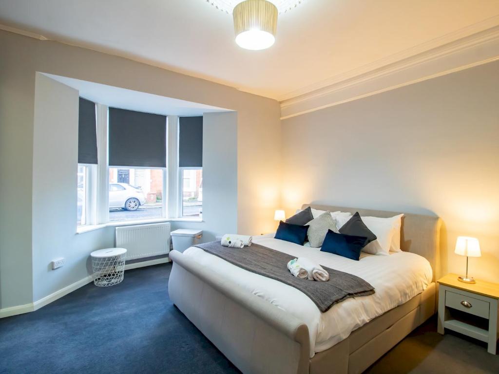 a bedroom with a large bed with two stuffed animals on it at Pass the Keys Hazelwood - Jesmond Cosy Flat in a Jesmond in Gosforth