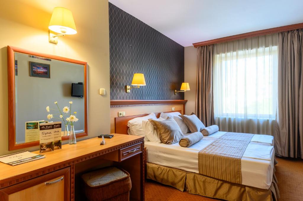 Postel nebo postele na pokoji v ubytování Spa Hotel Ezeretz Blagoevgrad