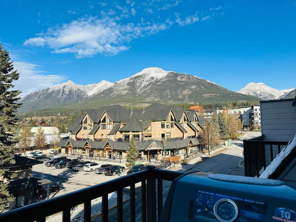 Skyline 207- Mountain View Townhouse-AC-Pool-Hot Tub - Housity