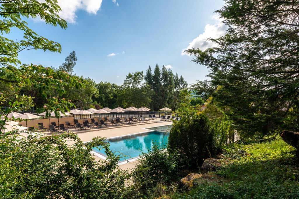 - Vistas a la piscina del complejo en Camping LA SERRE en Aigues-Vives