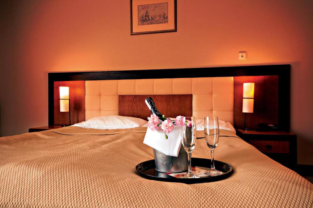 Postel nebo postele na pokoji v ubytování Łeba Hotel & Spa