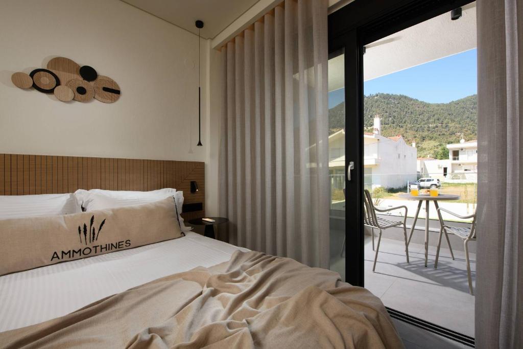 Postel nebo postele na pokoji v ubytování Ammothines Beach Suites
