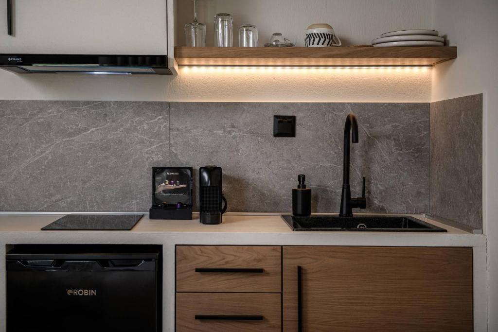 Kuchyň nebo kuchyňský kout v ubytování Ammothines Beach Suites