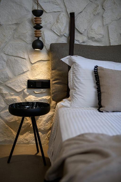 Postel nebo postele na pokoji v ubytování Ammothines Beach Suites