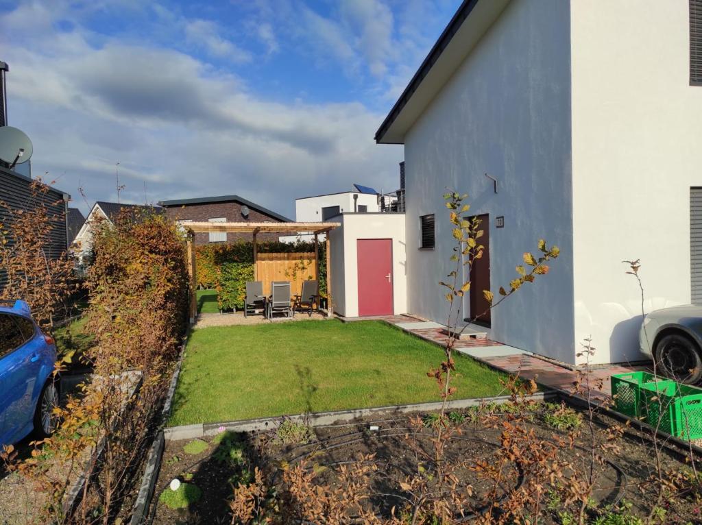 una casa con un patio con una puerta roja en Seepark 13 en Goch