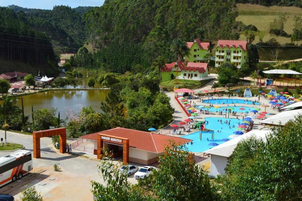 un complexe avec une grande piscine. dans l'établissement Hotel Fazenda China Park, à Domingos Martins
