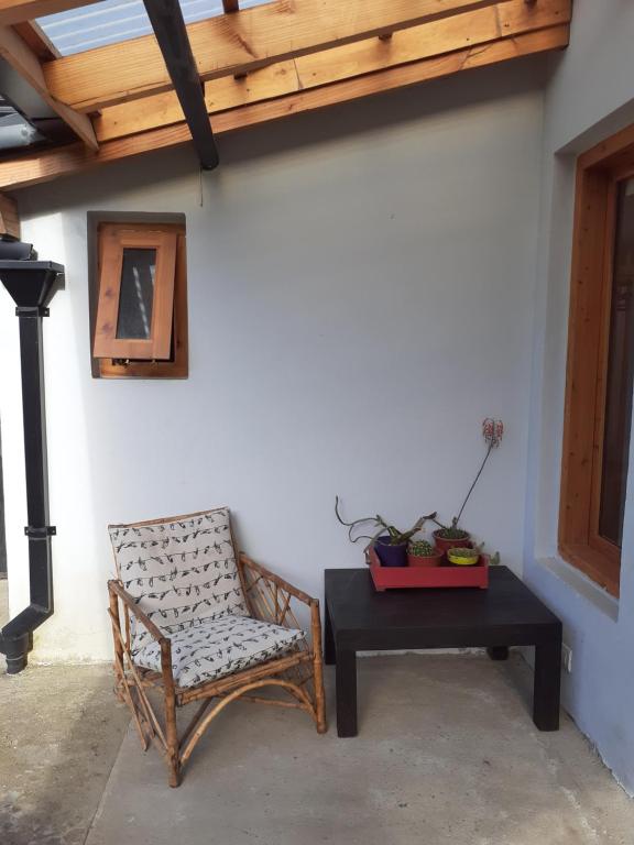 a chair and a table in a room at La casa de arriba in El Bolsón