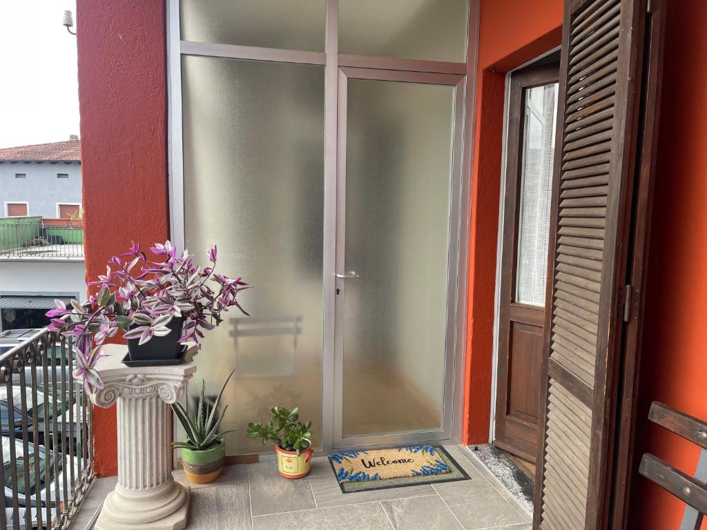 a glass door on a balcony with flowers in a vase at Residence wendy 