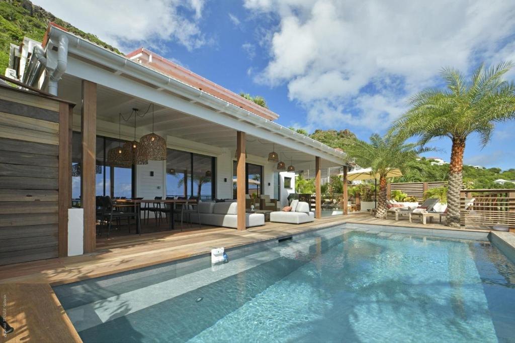 uma villa com uma piscina e uma casa em Villa Nagabaaja em Saint Barthelemy