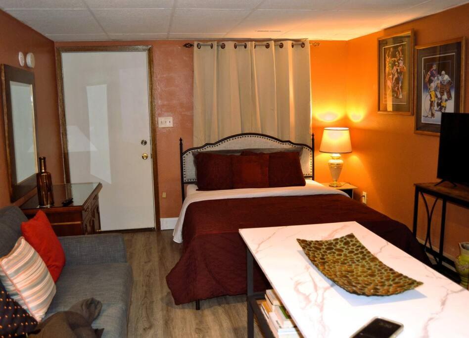een hotelkamer met een bed en een bank bij Studio 7 in Grand Forks