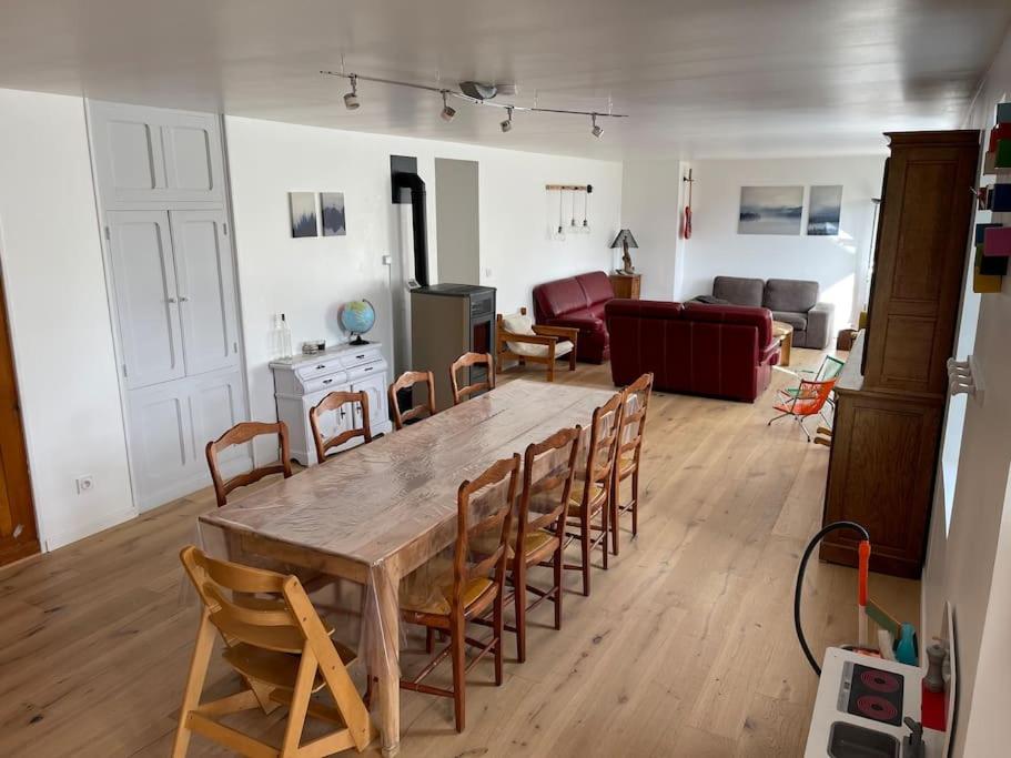 - un salon avec une grande table et des chaises en bois dans l'établissement Magnifique maison rénovée, 10pers, à Rencurel