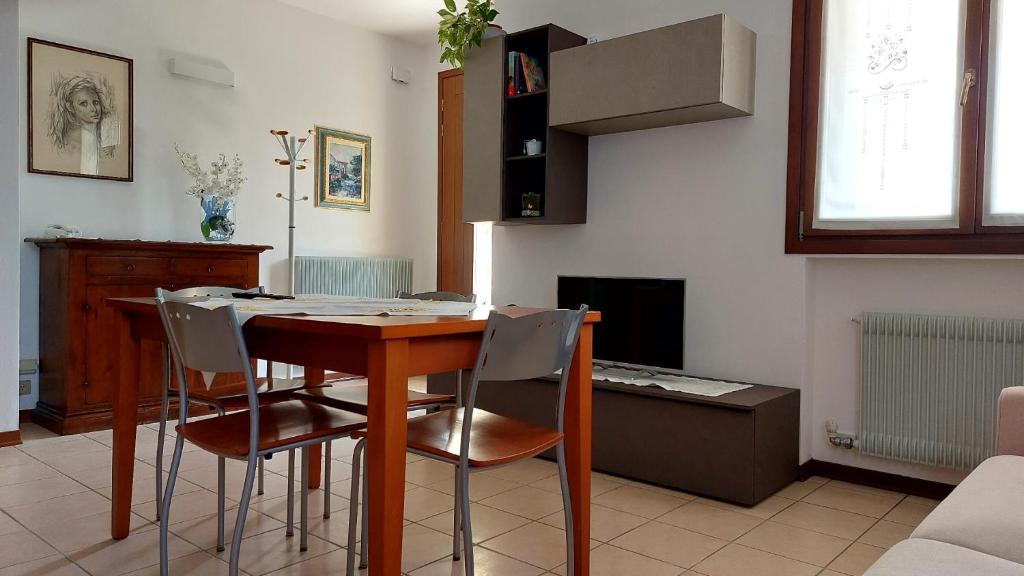 kuchnia ze stołem i krzesłami w pokoju w obiekcie Castagnole Apartment w mieście Castagnole