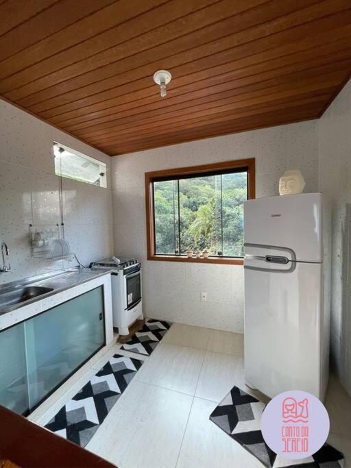 A cozinha ou cozinha compacta de Apt 2 Bedrooms-10 min from the pier-Vila do Abraao